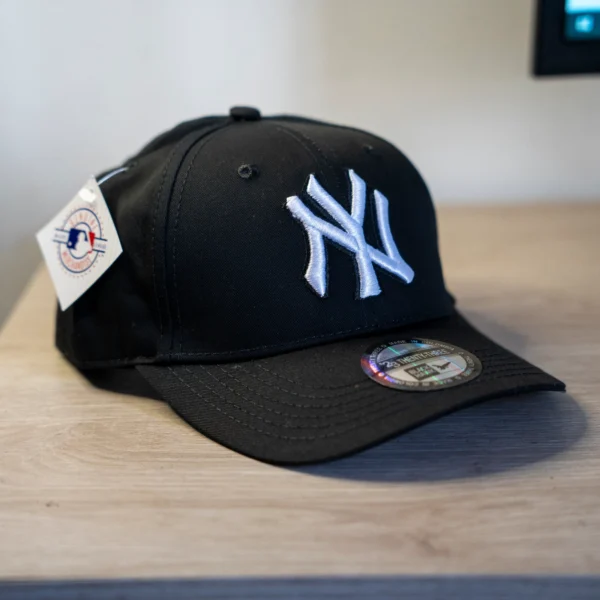 Gorra Beisbolera New York Negra – Estilo Urbano con Toque Elegante