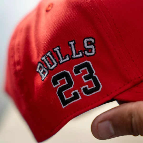 Gorra Basquetbolera Bulls 23 – El Poder del Toro - Image 3