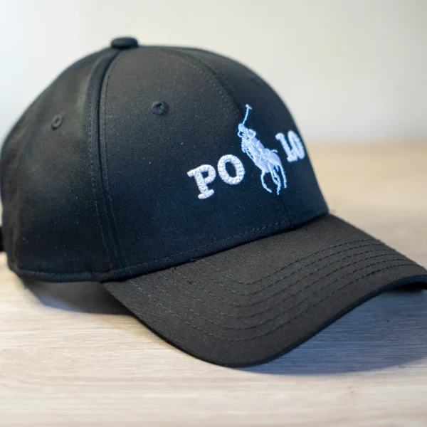 Gorra Polo Negra – Elegancia Clásica con Bordado Blanco