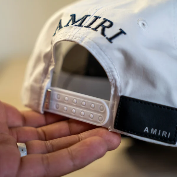 Gorra Blanca AMIRI – Estilo Exclusivo y Lujo Urbano - Image 3