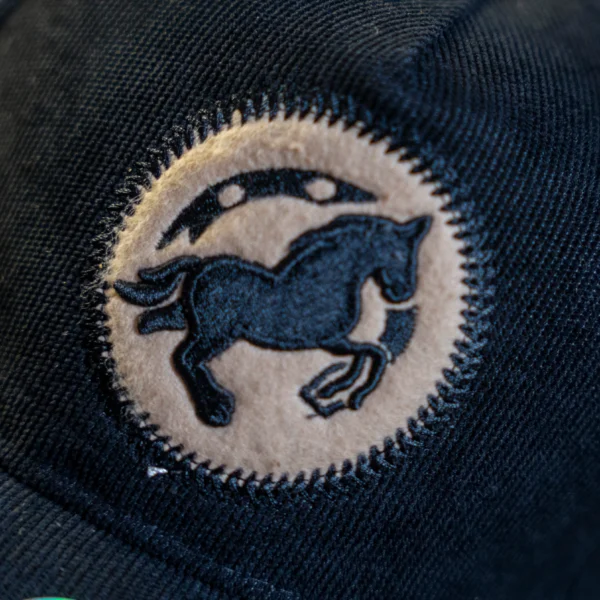 Gorra Black Horse – Fuerza y Estilo en Cada Detalle - Image 2