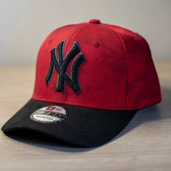 Gorra Beisbolera New York Roja – Estilo Clásico con Contraste Elegante