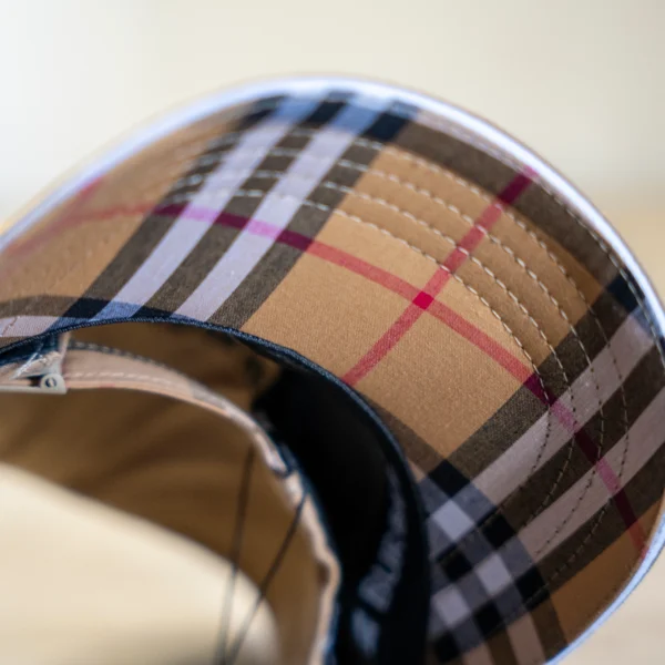 Gorra Burberry Café – Elegancia Clásica con Toque Distintivo - Image 3